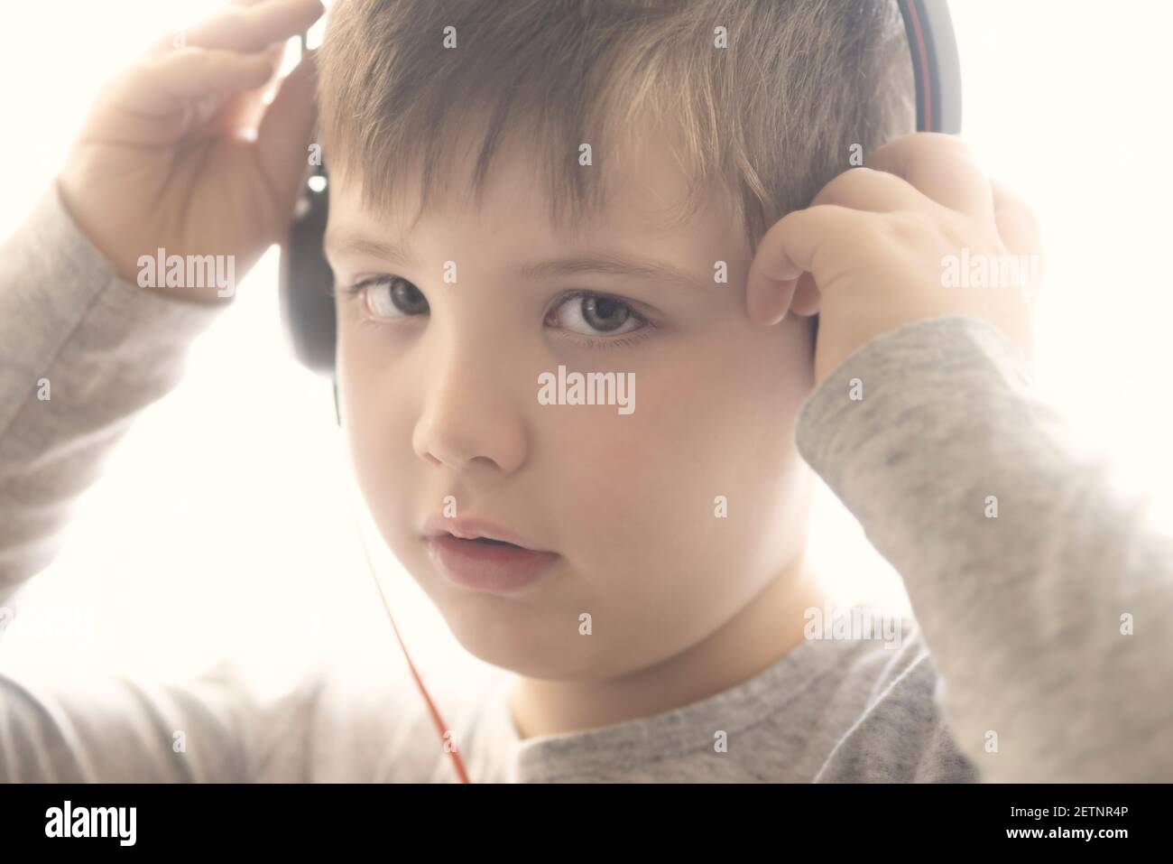 Junge in Headset Stockfoto