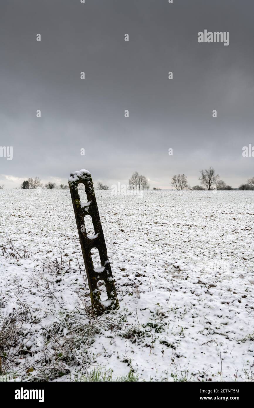 Landschaft unter dem Schnee im Winter Stockfoto