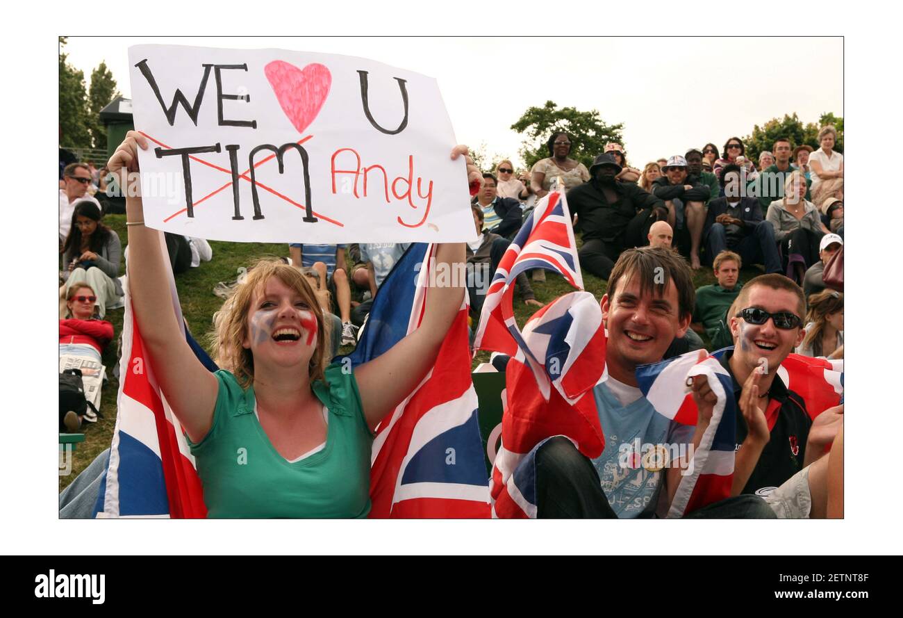 Die Croud auf Murray Mound sehen Andy Murray beim Spielen an Das große TV-Foto von David Sandison The Independent Stockfoto