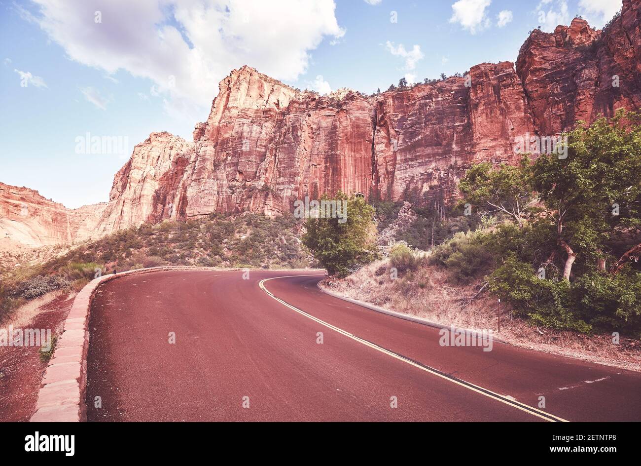 Szenische Fahrt im Zion National Park, Farbtonung angewendet, Utah, USA. Stockfoto