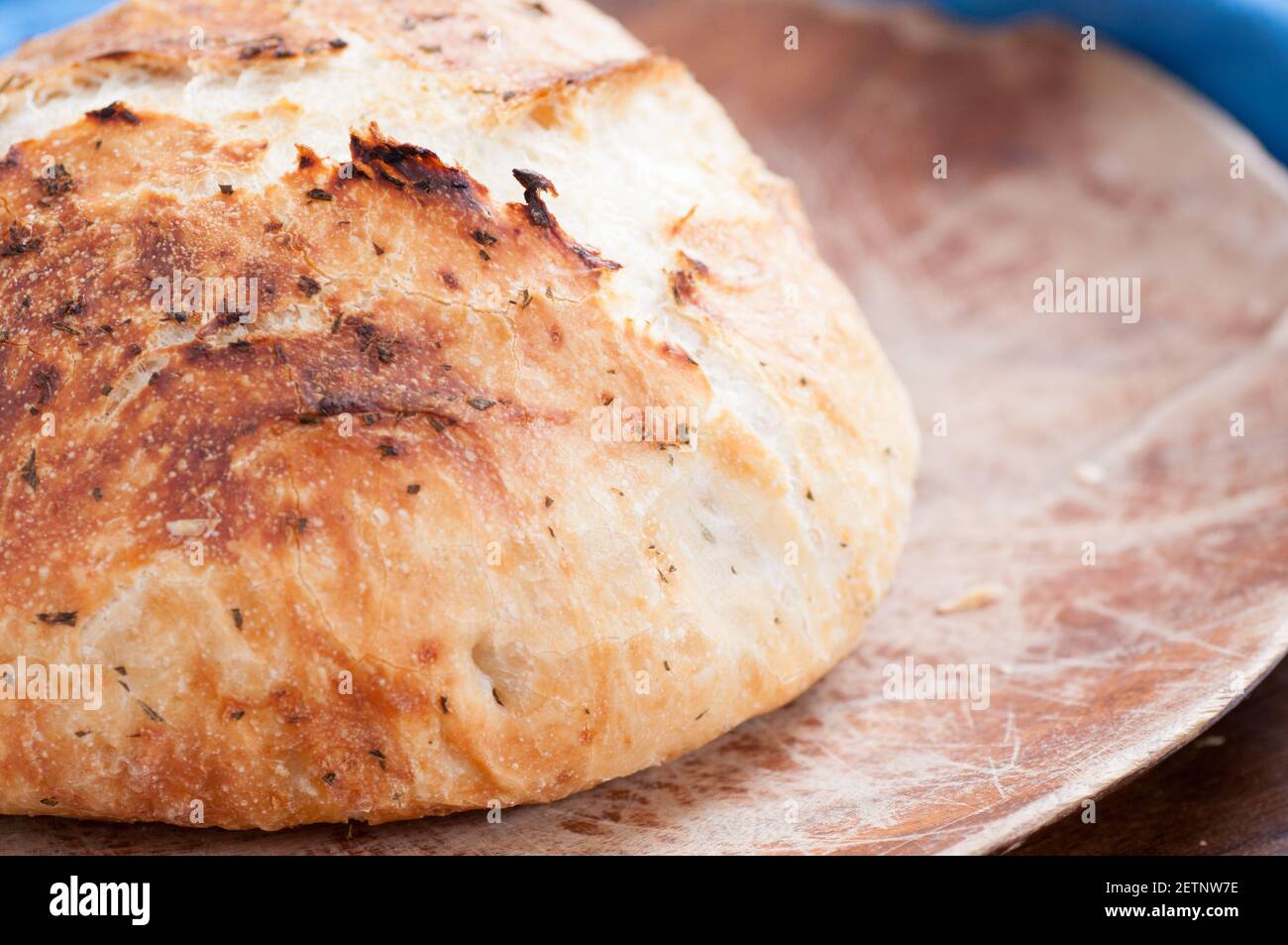 Rosmarin und Knoblauch über Nacht Brot von Hand zu Hause gemacht ina backofen, holländisch Stockfoto