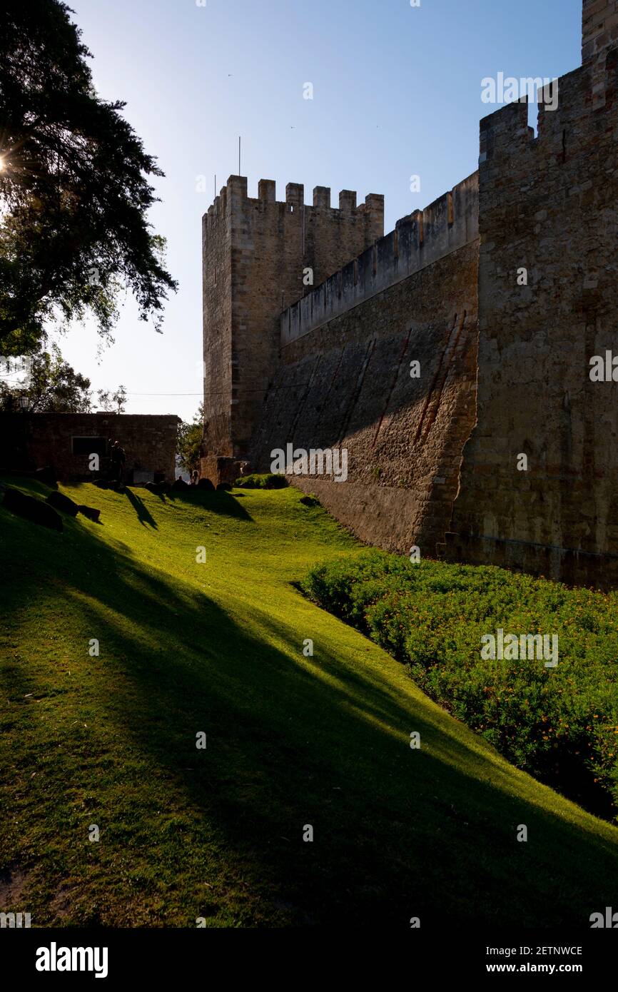 Lissabon, Portugal. Sao Jorge Burg während der goldenen Stunde Stockfoto