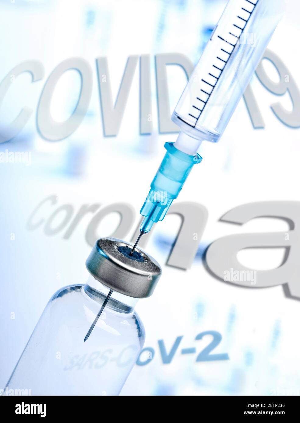 Spritze mit Nadel und Impfstoff gegen Corona COVID-19 Stockfoto