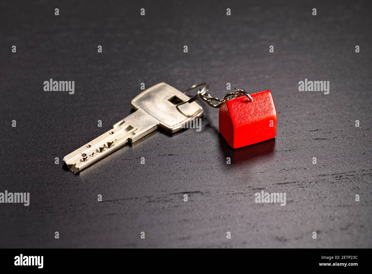 Schlüssel mit einem kleinen roten Haus als Schlüsselring Stockfoto