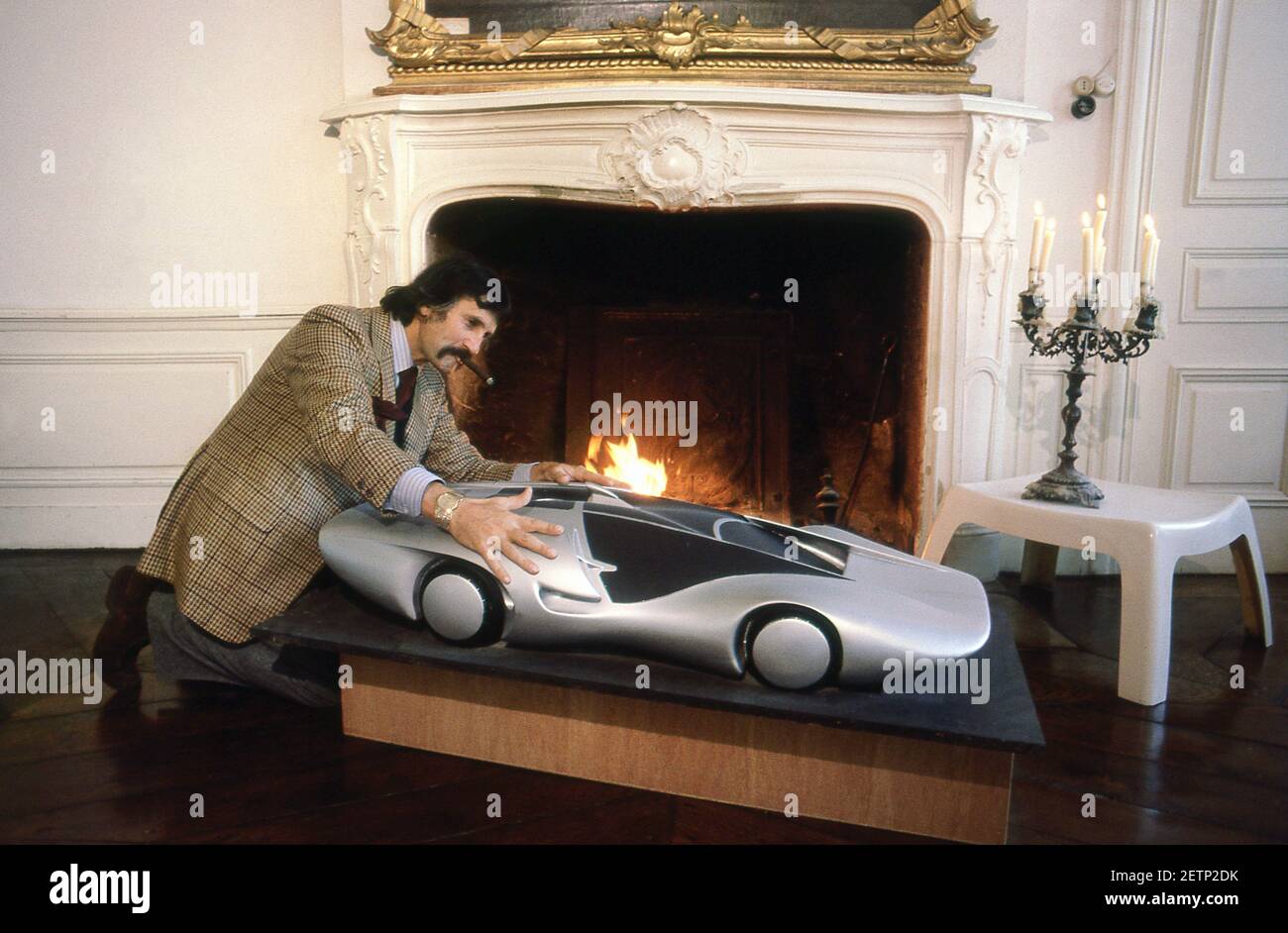 Luigi Colani mit einem seiner Planet Orbit Automobile Concept Car Modelle. 1979 Stockfoto