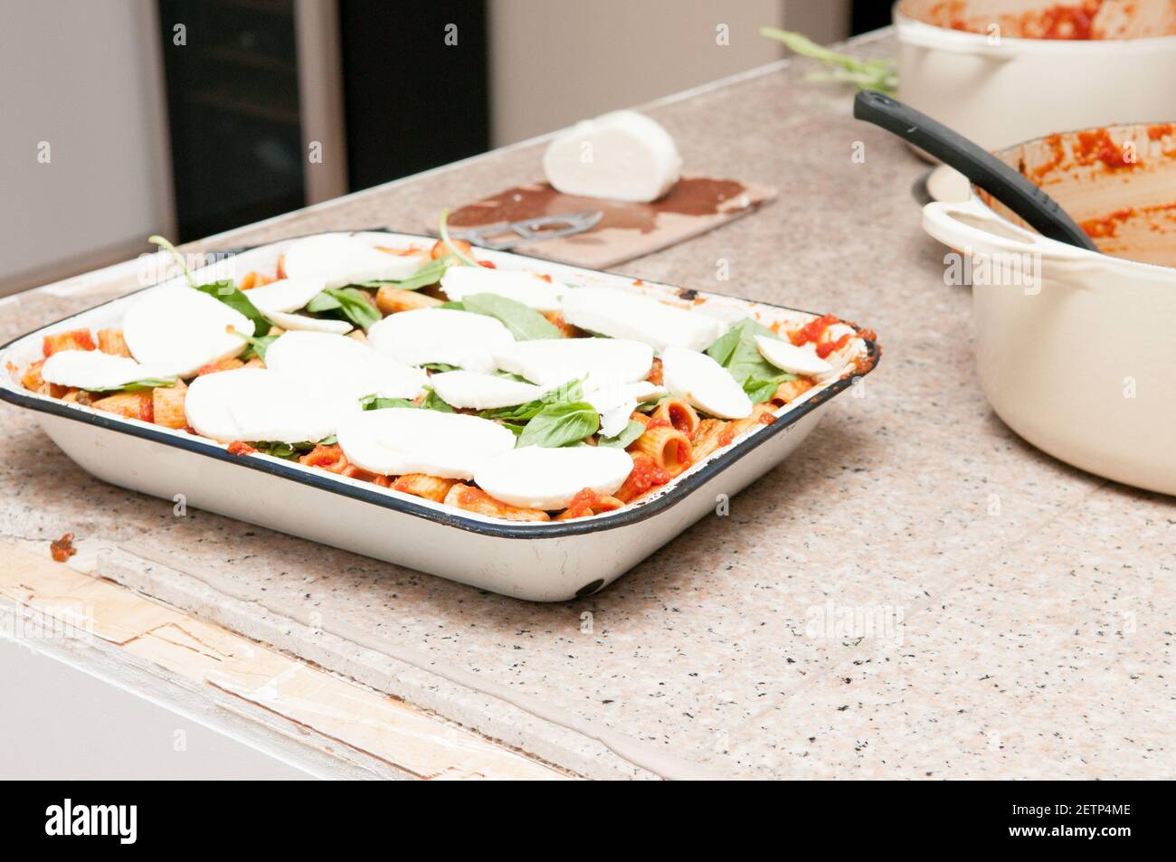 Fleischbällchen und Rigatoni Pasta in Bocconcini und Basilikum erstickt Stockfoto