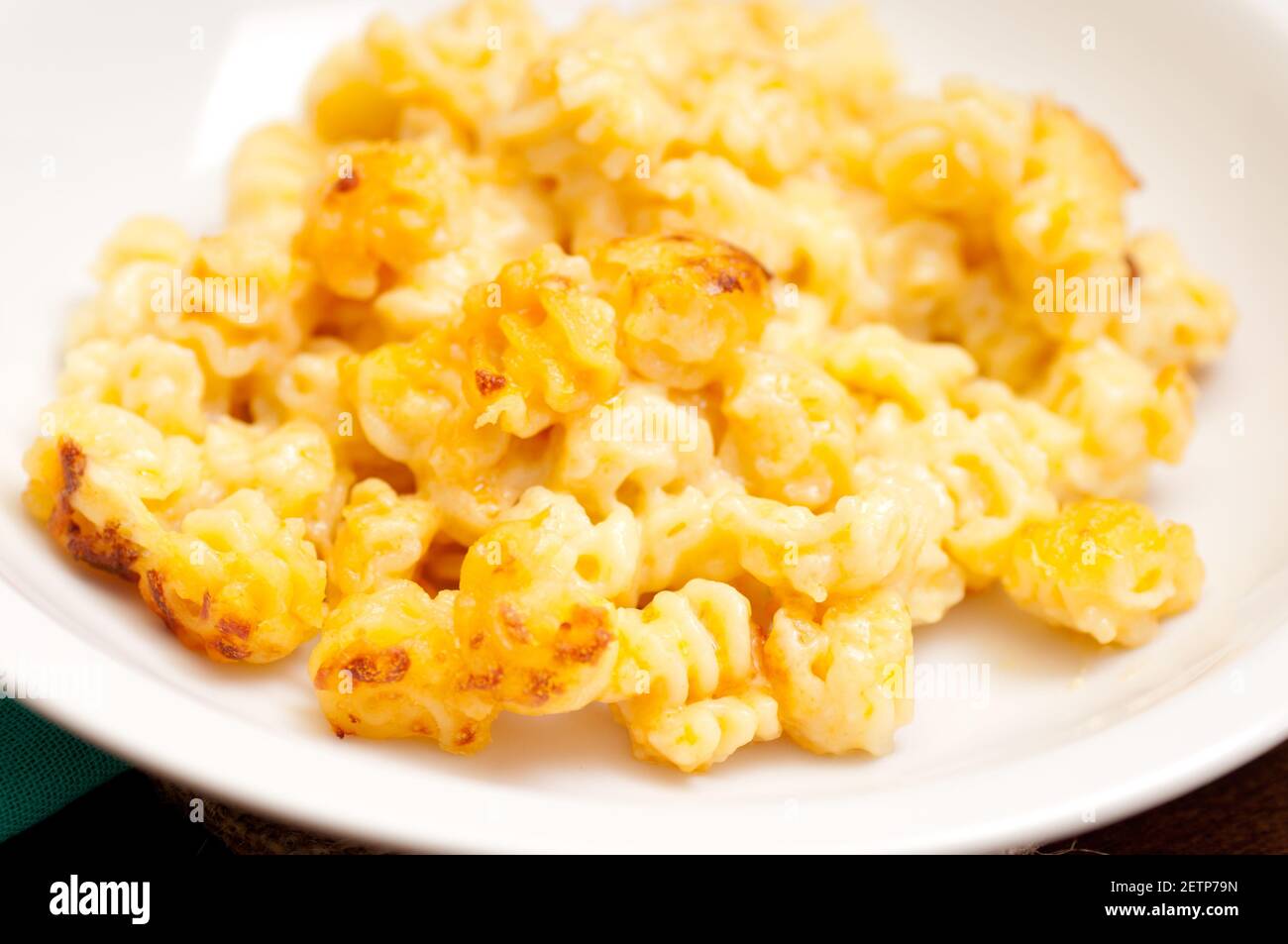 mac und Käse Stil radiatori Pasta mit gruyere Käse und cheddar in einer Bechamelsauce Stockfoto