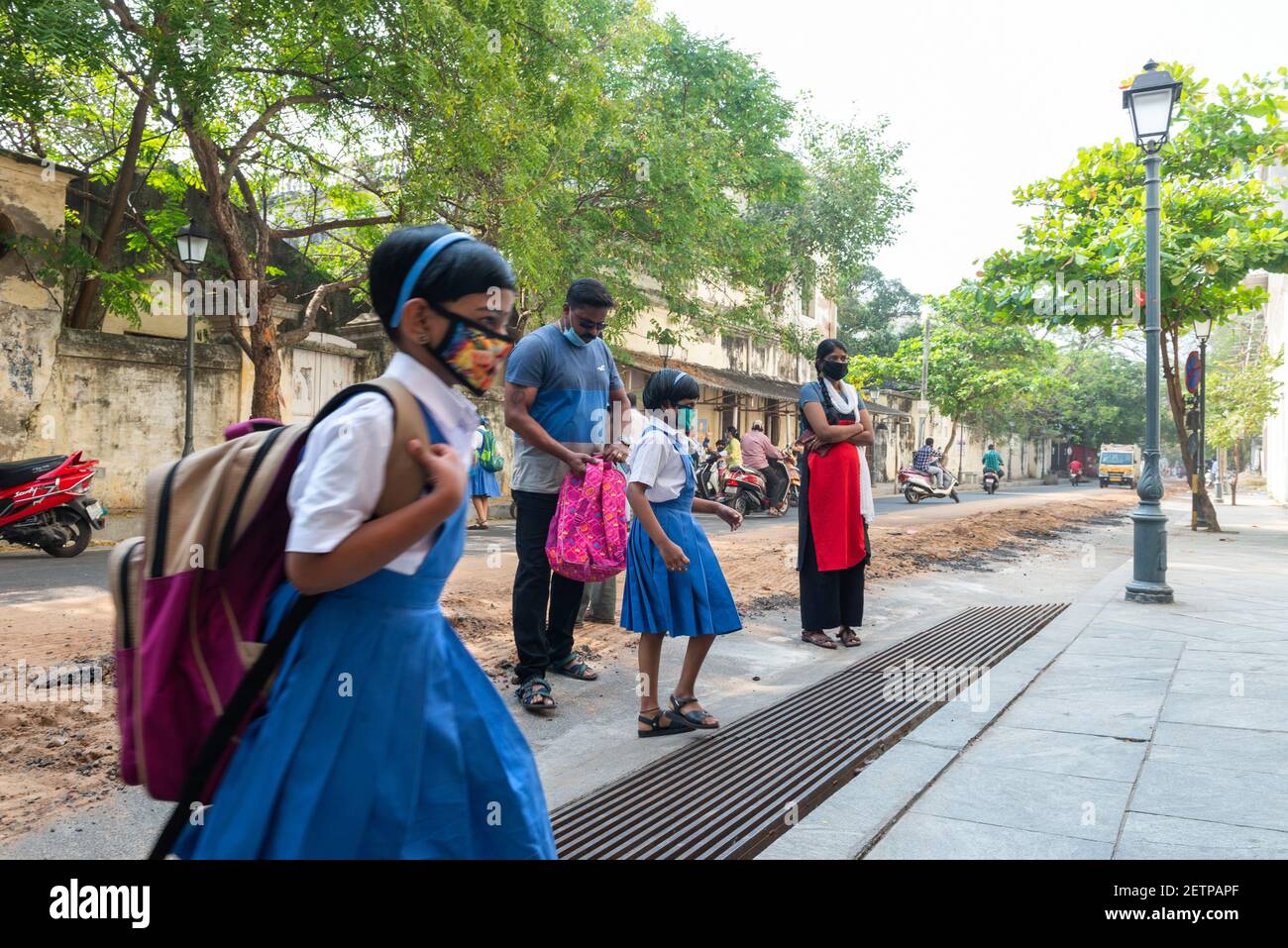 Pondicherry, Indien - 2. März 2021: Kinder während der Schulzeit in die Grundschule bringen Stockfoto