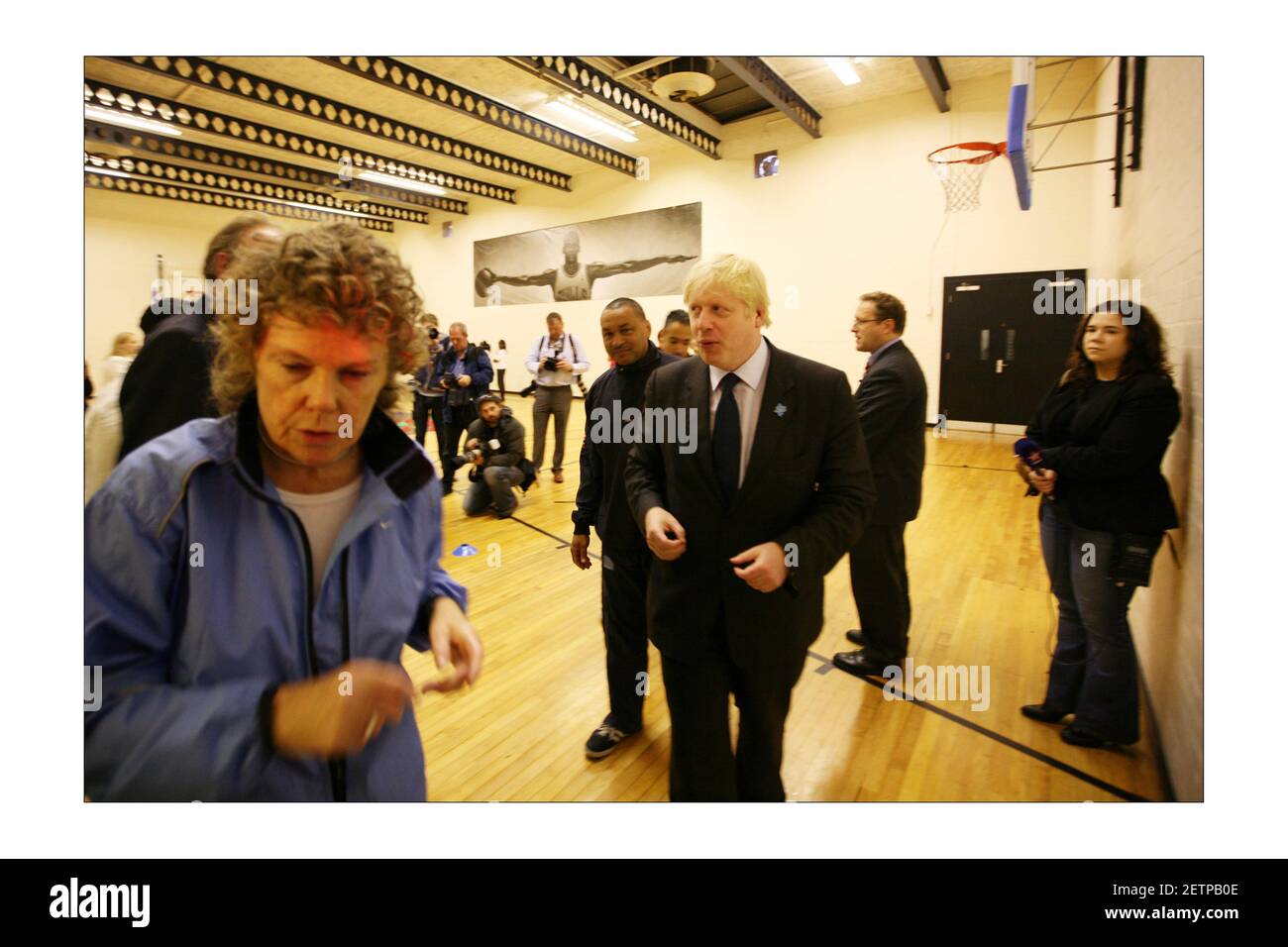 Der Londoner Bürgermeister Boris Johnson kommt mit dem Parlamentsabgeordneten für Vauxhall Kate Hoey bei einem Besuch an, um neue lokale Tennisplätze am alten Standort der alten Lillian Baylis Schule im Zentrum von London zu eröffnen. Boris Johnson hat Kate Hoey MP als seine neue Kommissarin für Sport angekündigt. Foto von David Sandison The Independent Stockfoto