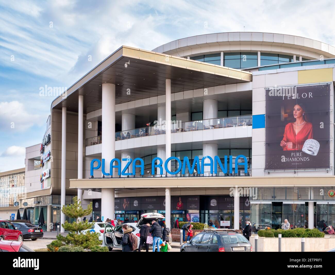 Bukarest, Rumänien - 02,13.2021: Plaza Romania Einkaufszentrum in Bukarest. Einkaufszentrum mit Kleidung, Elektronik und Lebensmittelgeschäften Stockfoto