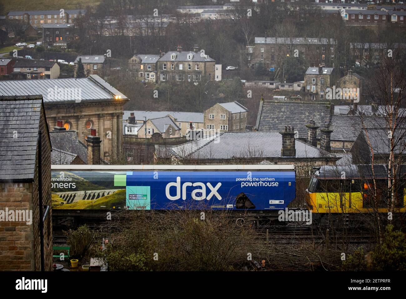 Todmorden Viadukt British Rail Colas Bahnklasse 60087 Drax Biomasse Güterzug Stockfoto