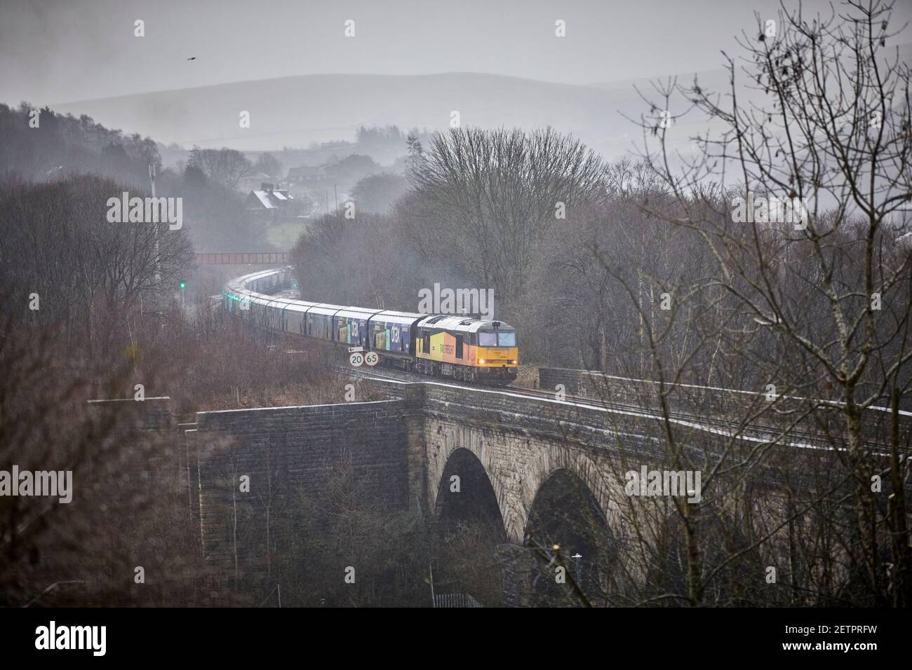Todmorden Viadukt British Rail Colas Bahnklasse 60087 Drax Biomasse Güterzug Stockfoto