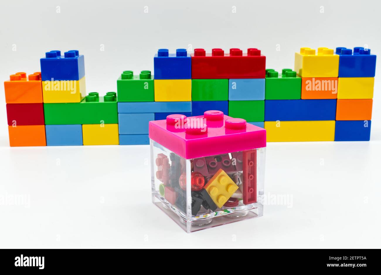 Transparente Lego-Box mit farbigen Lego-Bausteinen im Inneren Stockfoto