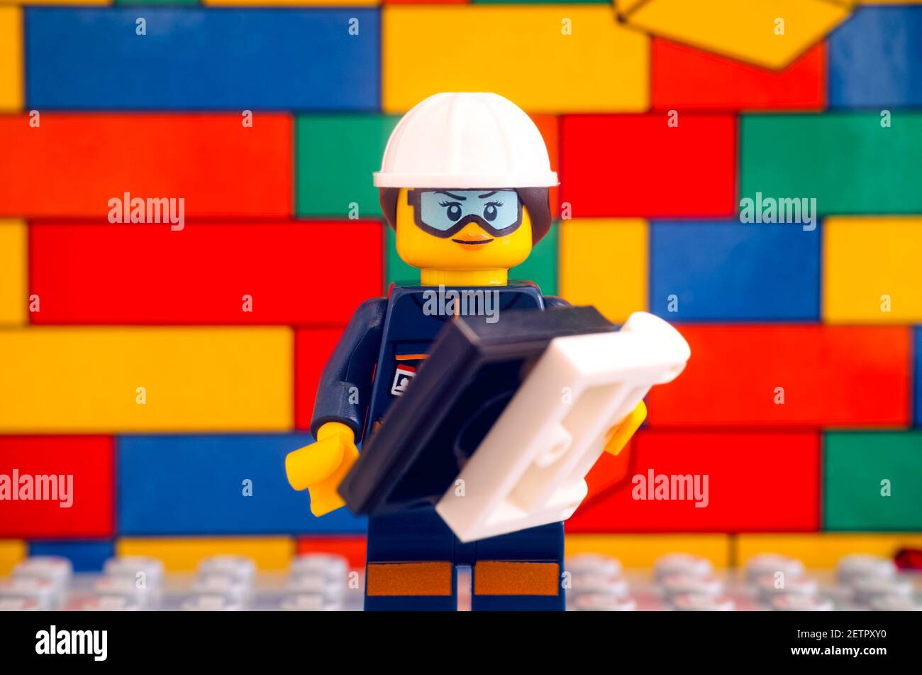 Tambow, Russische Föderation - 17. Januar 2021 Lego Ingenieur Minifigur mit  Blaupause steht gegen Lego Backstein Wand Hintergrund Stockfotografie -  Alamy