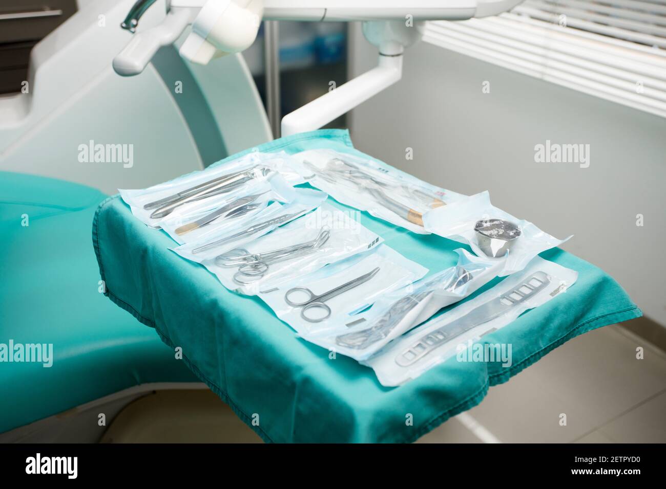 Zahnärzte Arbeitstablett, einzeln verpackte chirurgische Materialien, Zahnklinik Hintergrund Stockfoto