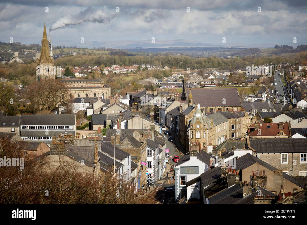 Blick vom Clitheroe Castle, der St. Mary Magdalene C of E Kirche und dem Stadtzentrum im Ribble Valley in Lancashire Stockfoto