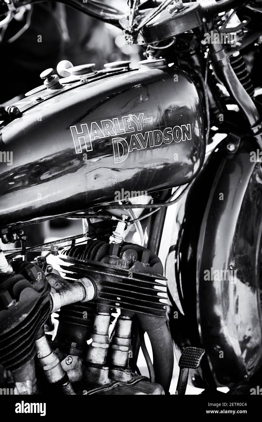 Vintage Harley Davidson Motorrad auf der VMCC Banbury Run. Banbury, Oxfordshire, England. Schwarz und Weiß Stockfoto