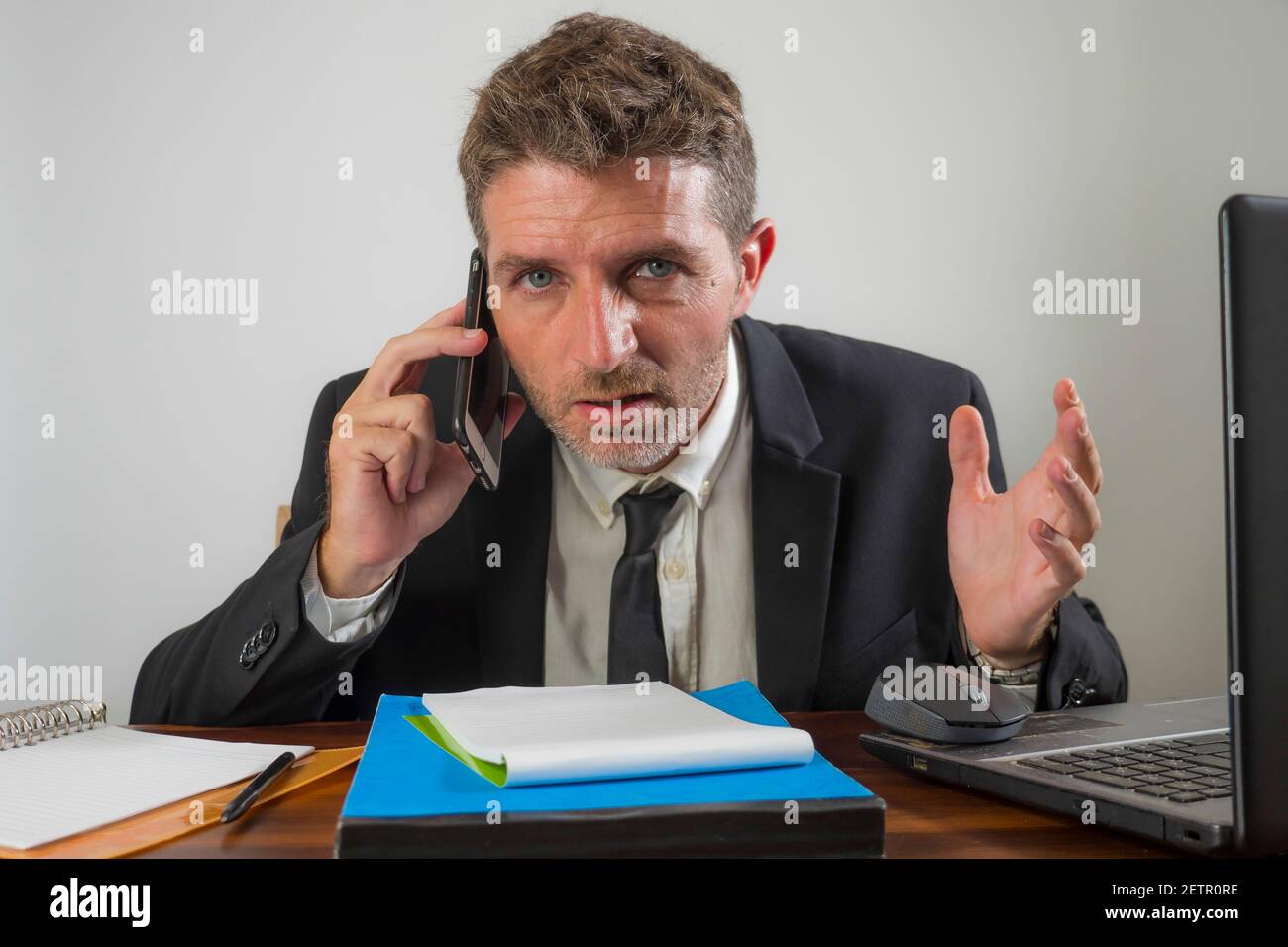 Verargert Und Gestresst Geschaftsmann Reden Am Buroschalter Am Telefon Unglucklicher Mann Der Stress Als Mitarbeiter Des Unternehmens Leidet Das Geschaft Hat Uberarbeitet Und Stockfotografie Alamy