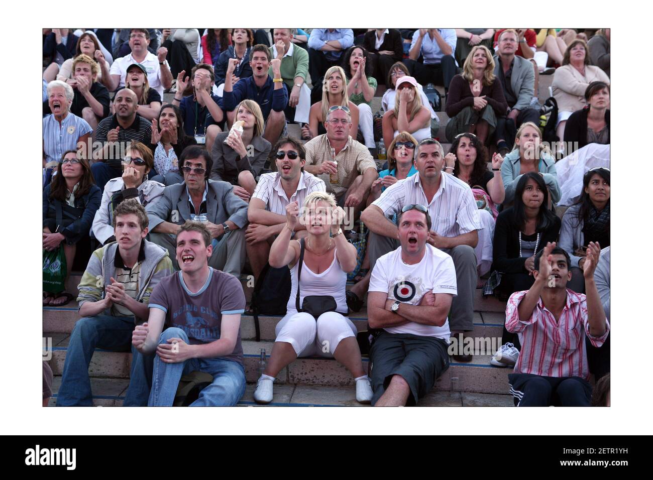 Ups and Downs of the Croud auf Murray Mound... während Andy Murray durch sein Gamephotograph von David Sandison The Independent kämpft Stockfoto