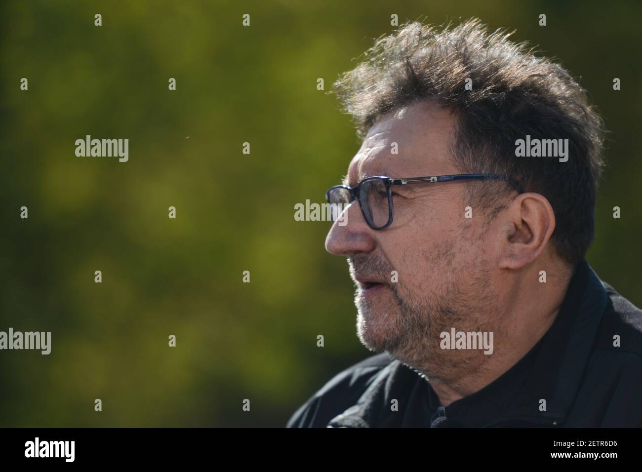 Jerzy Kapuscinski, polnischer Fernsehredakteur und Filmproduzent, nimmt