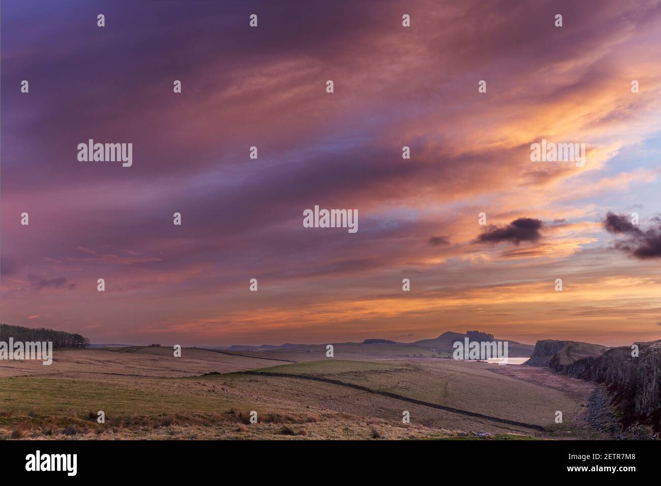 Herrliche Farben am Himmel bei Sonnenaufgang bei Steel Rigg / Peel Gap, Hadrian's Wall, Northumberland, UK Stockfoto