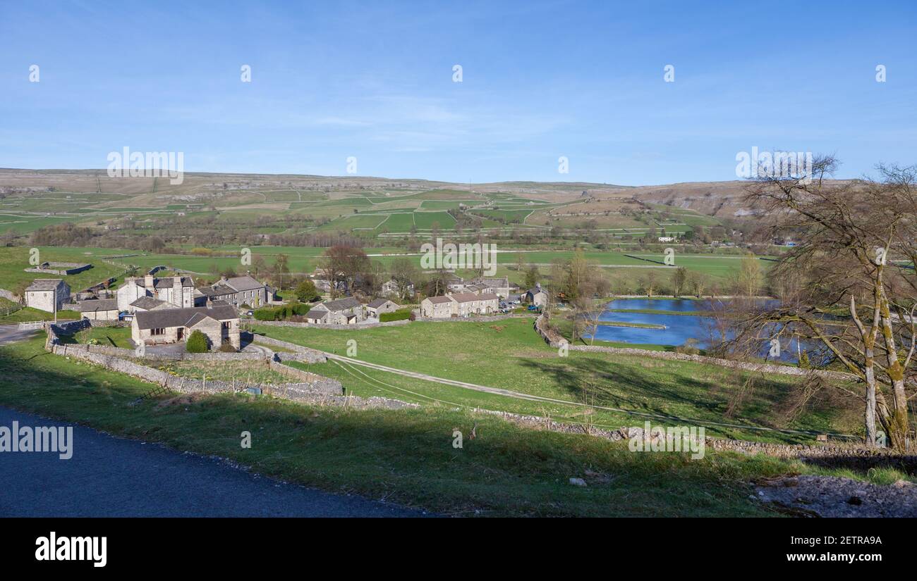 Blick auf den Wharfedale Kinlsey Park, eine Besucherattraktion von Yorkshire Dales von der Mastiles Lane aus gesehen Stockfoto
