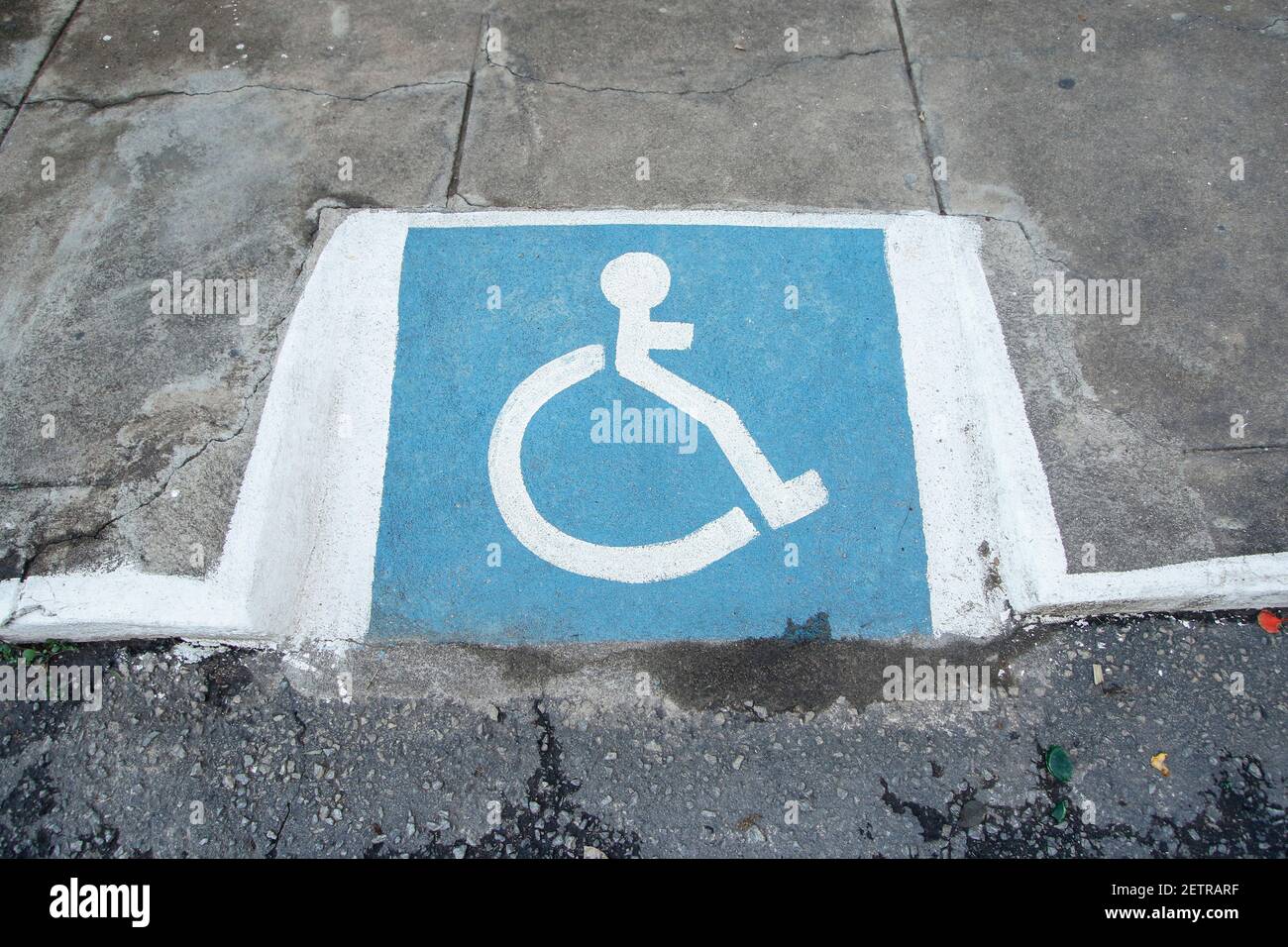 Barrierefreiheitsrampe für Rollstuhlfahrer mit Accessibility Symbol Design Stockfoto