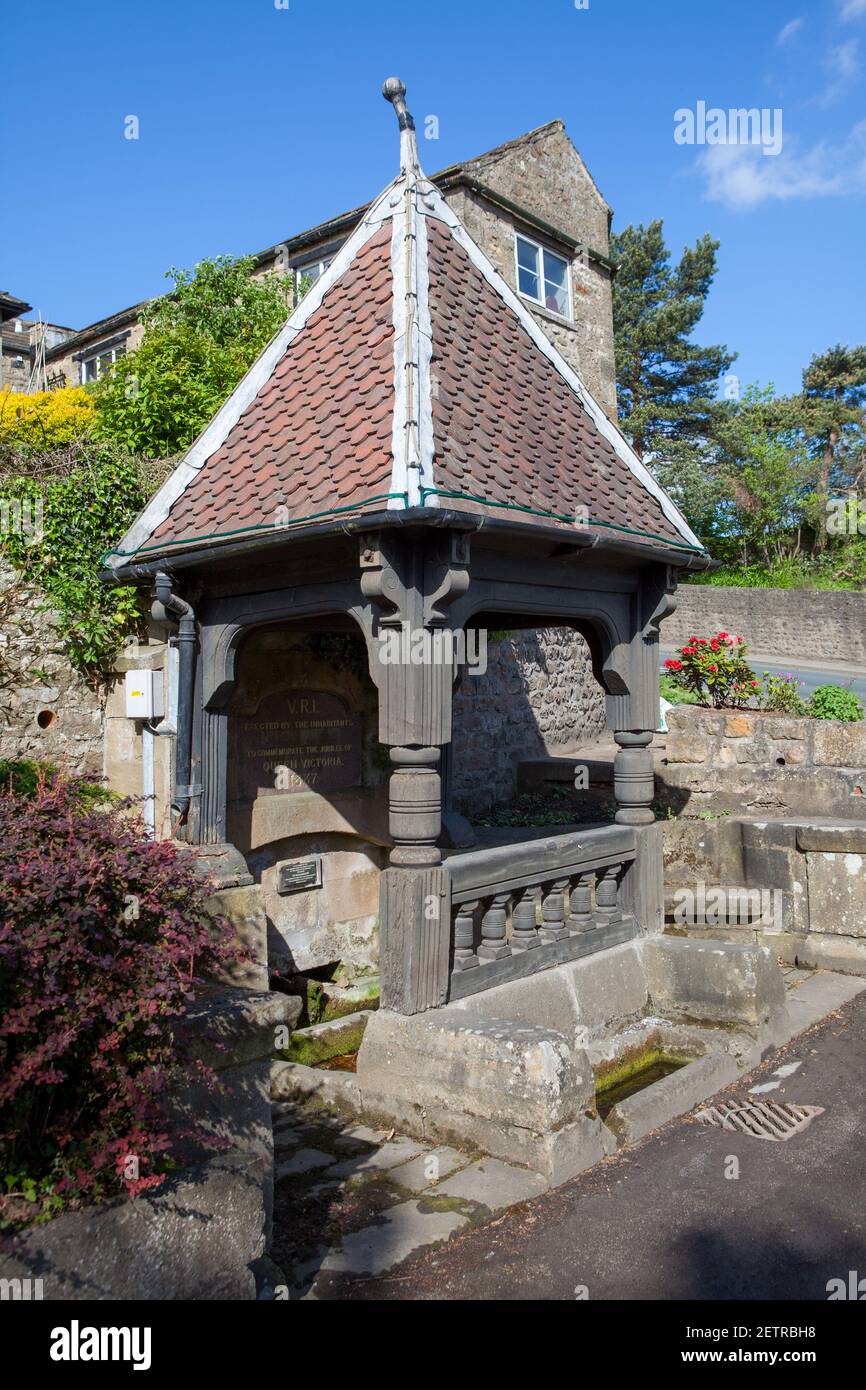 Die hölzerne Brunnenabdeckung bei Renton Well, Masham errichtet 1887, um Victorias Jubiläum zu markieren Stockfoto