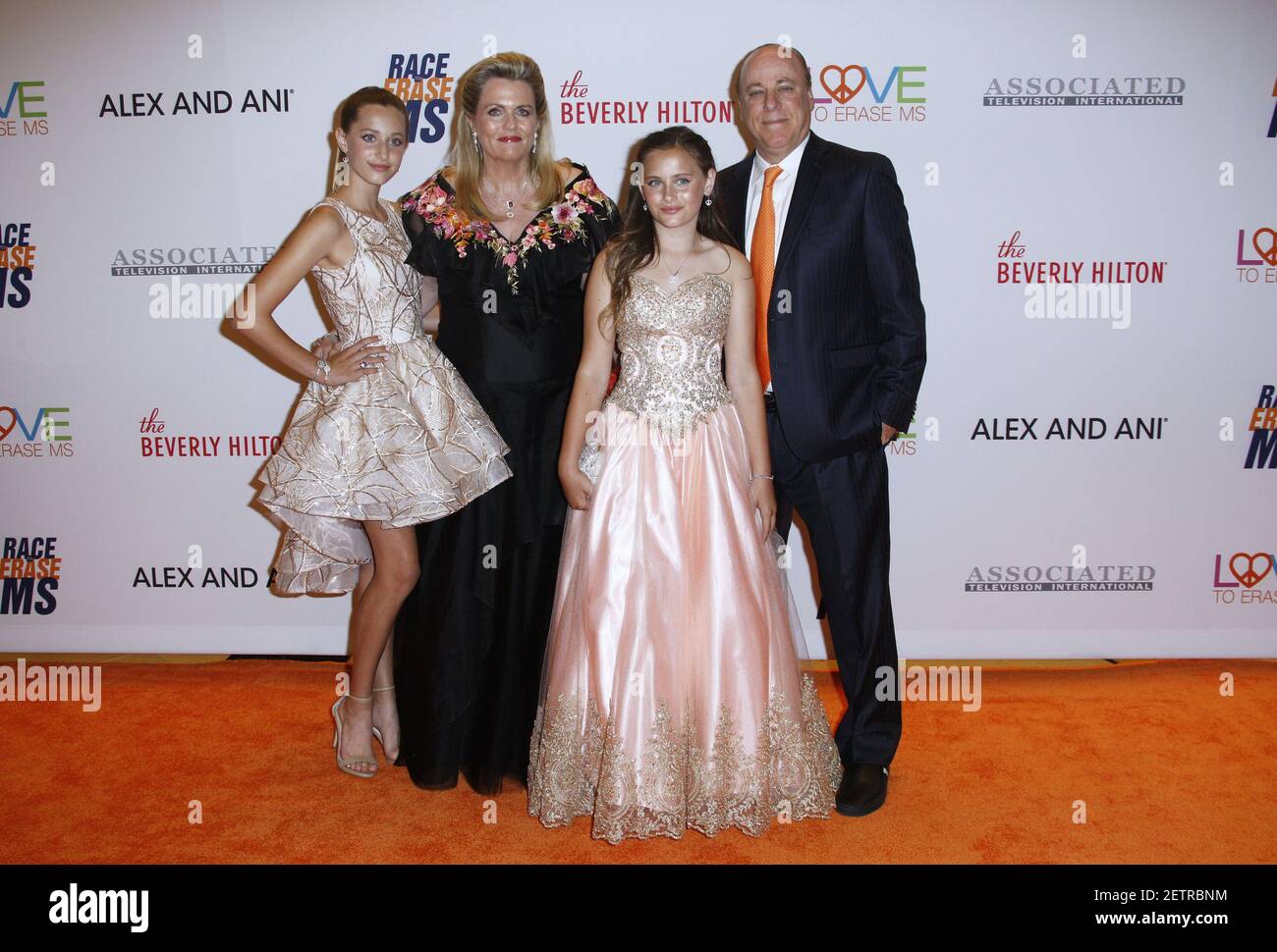 Nancy Davis, Mariella Davis, Isabella Davis und Ken Rickel nehmen am 5. Mai 2017 an der jährlichen Race to Erase MS Gala 24th im Beverly Hilton Hotel in Beverly Hills, CA Teil. (Foto von Crash/imageSPACE) *** Bitte nutzen Sie Credit from Credit Field *** Stockfoto