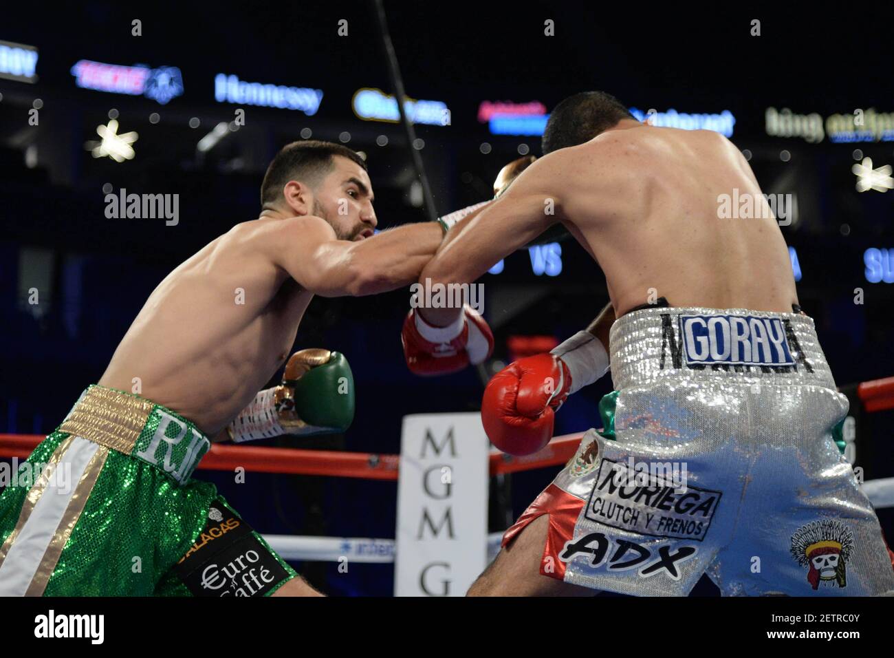 6. Mai 2017; Las Vegas, NV, USA; Ronny Rios (grüne Handschuhe) und Daniel  Noriega (rote Handschuhe) Box während ihrer Super-Bantamweight-Kampf in der  T-Mobile Arena. Rios gewann in der vierten Runde TKO. Obligatorische