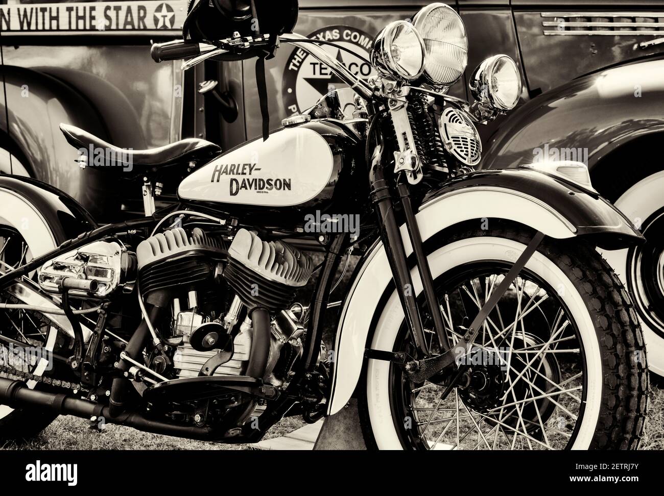 1947 Harley Davidson Flathead Motorrad bei einem Vintage Retro Festival. VEREINIGTES KÖNIGREICH. Sepia-Ton Stockfoto