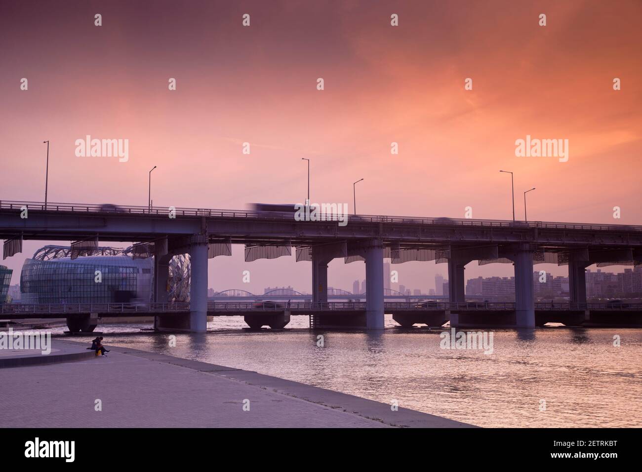 Korea, Seoul, Yeouido, Banpo Bridge und Seocho-gu Floating Island Stockfoto