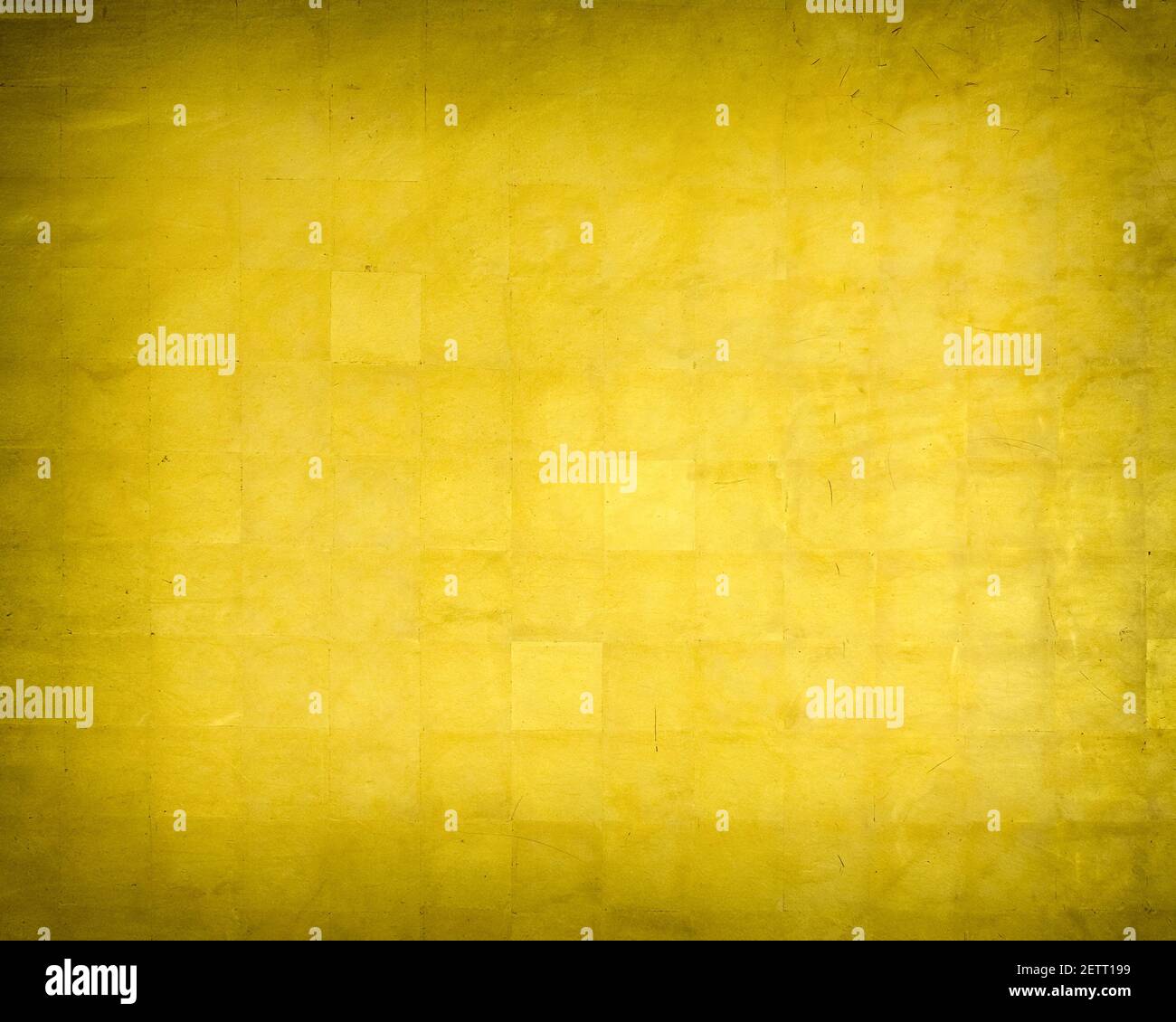 Wandstruktur aus echtem Gold mit quadratischem Muster Stockfoto