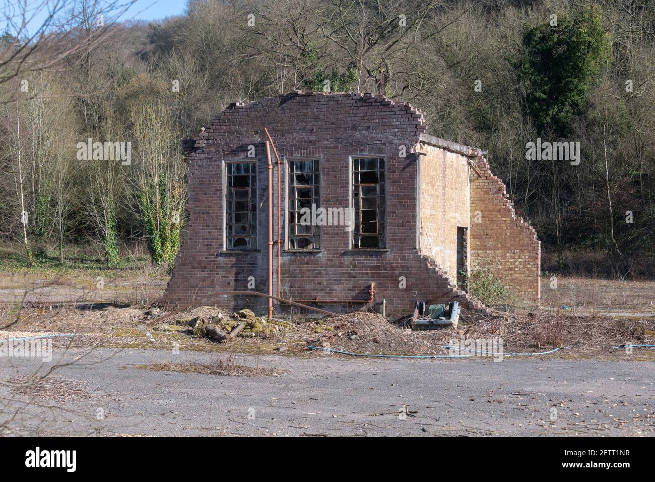 Altes Gebäude. Die meisten wurden bereits abgerissen und die Überreste haben kaputte Fenster und lose Mauerwerk. Auf dem Foto befinden sich keine Personen Stockfoto
