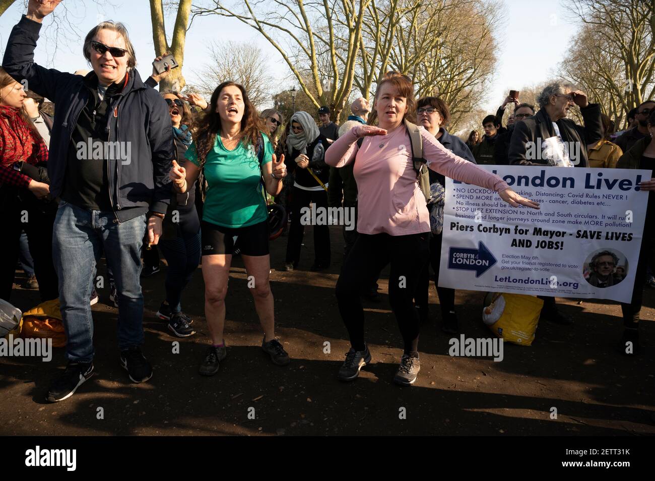 27. Februar 2021. London, Großbritannien. Demonstranten nehmen an einer Anti-Impfungs- und Anti-Blockierung-Demonstration im Bishops Park in Fulham, West London, Teil. Die Gruppe gegen die aktuellen Tier-Verordnungen und Anti-Impfung gegen die Covid-19-Krankheit. Foto von Ray Tang. Stockfoto