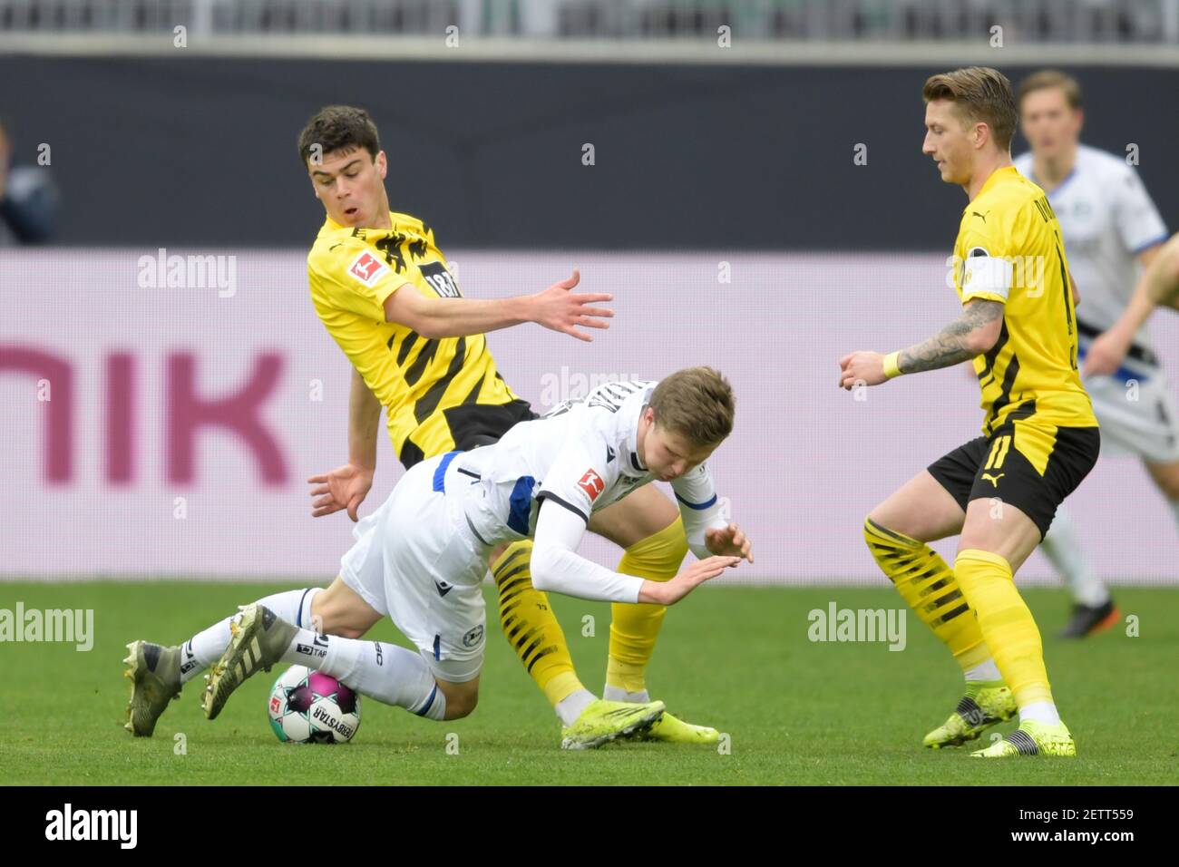 Giovanni REYNA (DO) gegen Fabian KUNZE (BI), Action, Duelle, rechts Marco REUS (DO) Fußball 1. Bundesliga, Spieltag 23rd, Borussia Dortmund (DO) - Arminia Bielefeld (BI) 3: 0, am 02.27.2021 in Dortmund. Foto: Anke Waelischmiller / SVEN SIMON / POOL # die DFL-Vorschriften verbieten die Verwendung von Fotografien als Bildsequenzen und/oder quasi-Video # nur zur redaktionellen Verwendung # Nationale und Internationale Nachrichtenagenturen OUT ¬ Nutzung weltweit Stockfoto