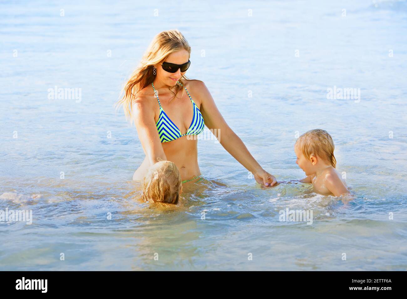 Gluckliche Familie Haben Spass Am Tropischen Meer Strand Resort Lustige Junge Mutter Mit Kindern Schwimmen Im Meerwasserpool Aktiver Lebensstil Menschen Reisen Aktivitat Stockfotografie Alamy
