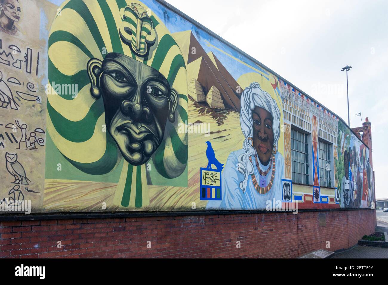 Ein großes, farbenfrohes Wandgemälde in Reading, Großbritannien, zelebriert die afrikanische und karibische Kultur. Stockfoto