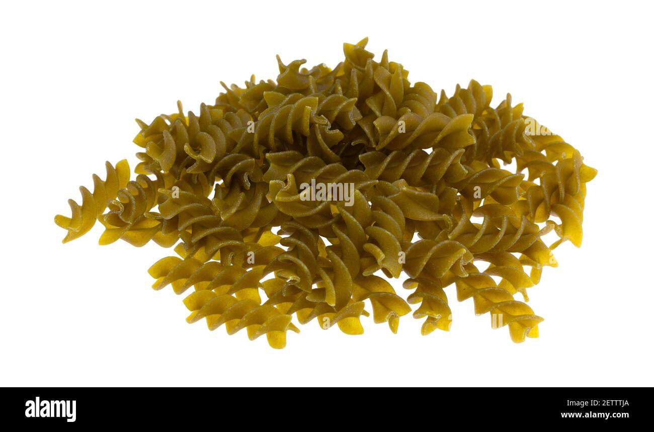 Servieren von grünen Erbsenfusilli Pasta isoliert auf einem weißen Hintergrund. Stockfoto