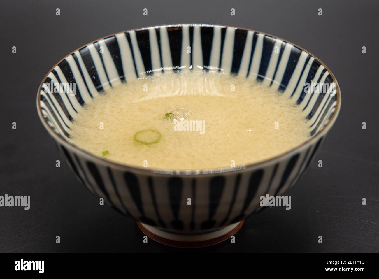 Herzhafte Schüssel mit heißer Miso-Suppe, um die Hungerschmerzen zu beruhigen und zu stillen. Stockfoto