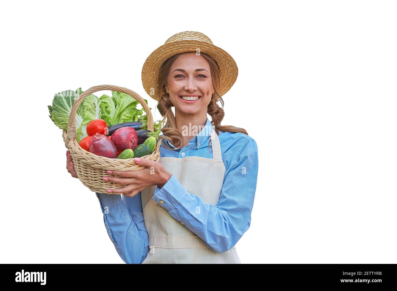 Frau gekleidet Schürze weiß Hintergrund Landwirt Gemüskorb Landwirtschaftliche Konzept Kaukasische mittleren Alters Weibliche Geschäftseigentümer in Uniform Happy One pe Stockfoto