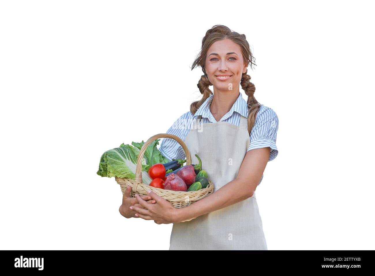 Frau gekleidet Schürze weiß Hintergrund Landwirt Gemüskorb Landwirtschaftliche Konzept Kaukasische mittleren Alters Weibliche Geschäftseigentümer in Uniform Happy One pe Stockfoto