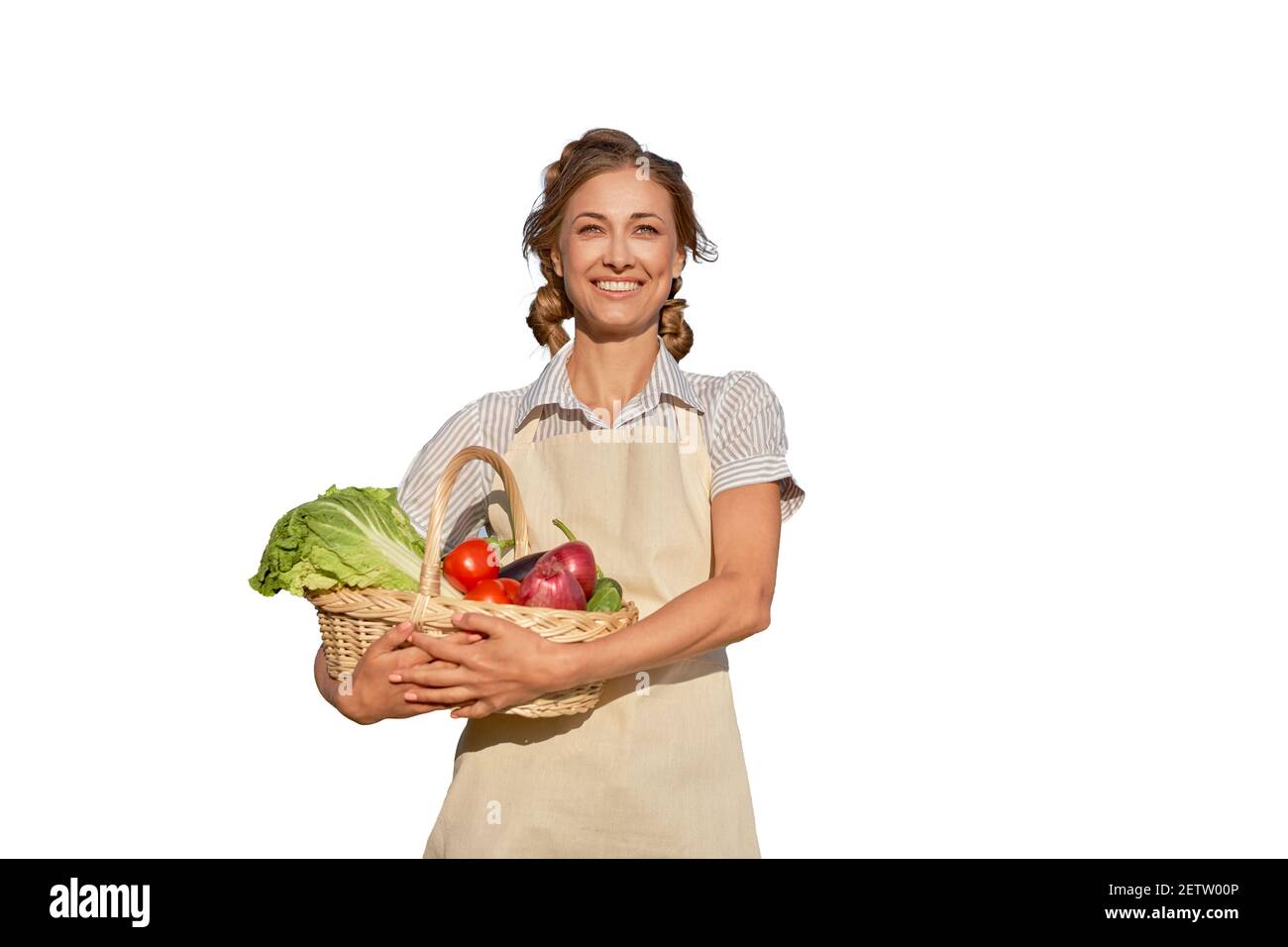 Frau gekleidet Schürze weiß Hintergrund Landwirt Gemüskorb Landwirtschaftliche Konzept Kaukasische mittleren Alters Weibliche Geschäftseigentümer in Uniform Happy One pe Stockfoto