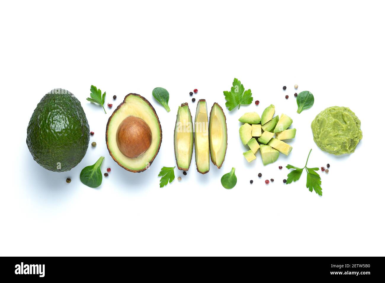 Flach Lay Komposition mit Avocados in verschiedenen Formaten, isoliert auf weißem Hintergrund. Stockfoto