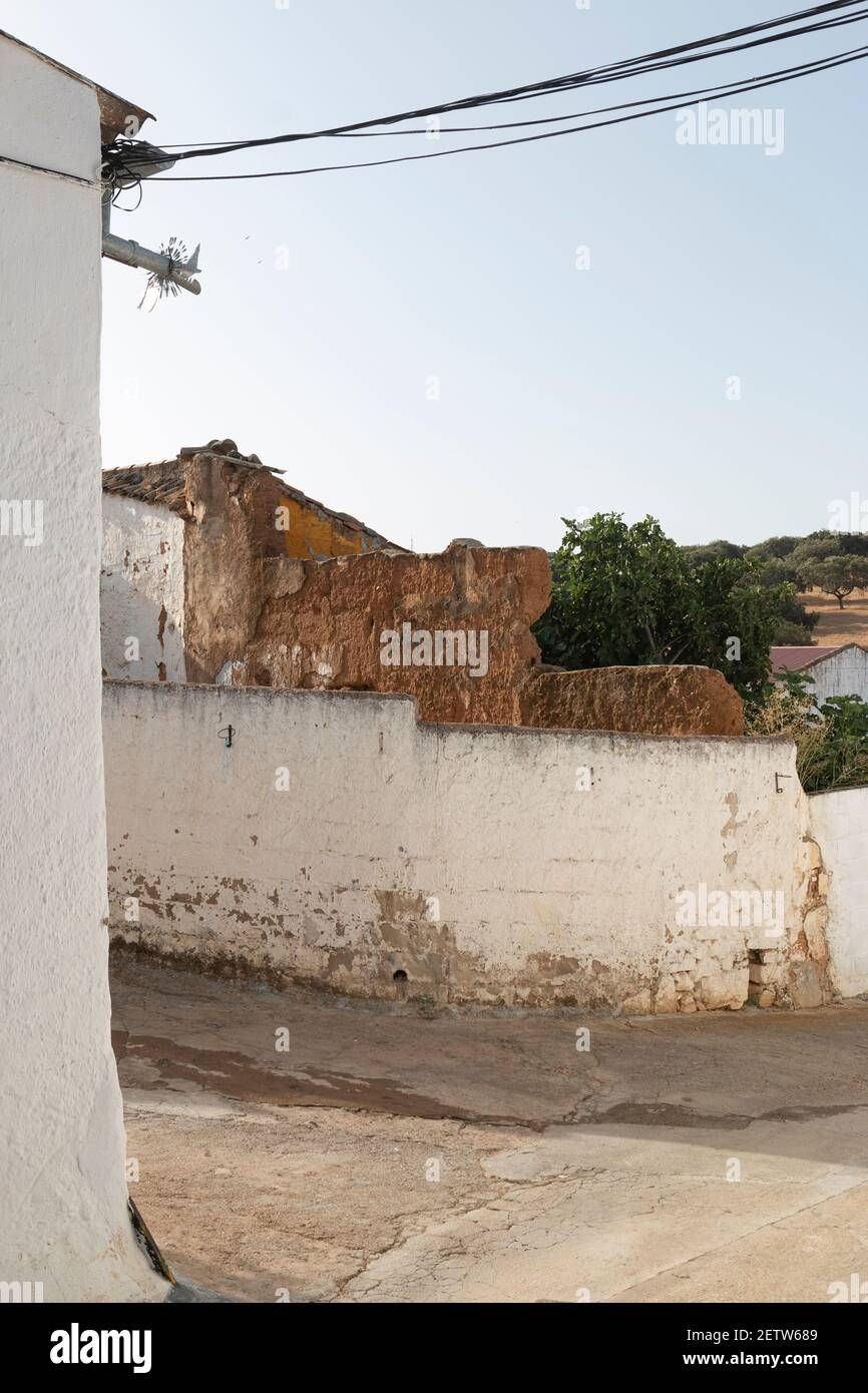 Ruiniertes Haus in einem andalusischen Dorf in Südspanien Stockfoto