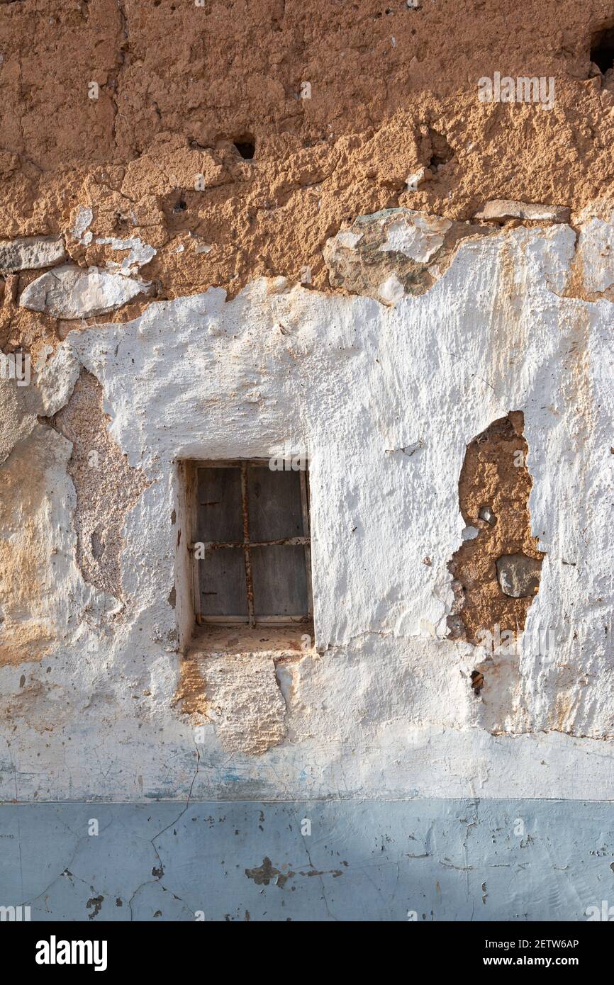 Fenster eines zerstörten Hauses in einem andalusischen Dorf in Südspanien Stockfoto