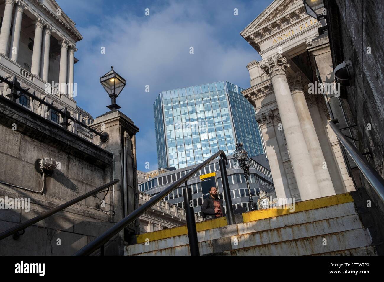 Wenige Tage bevor der Kanzler Rishi Sunak sein Budget abgibt, eine weite Sicht auf die Bank of England (links) und Royal Exchange (rechts) in der City of London, dem Finanzviertel der Hauptstadt, am 1st. März 2021 in London, England. Stockfoto