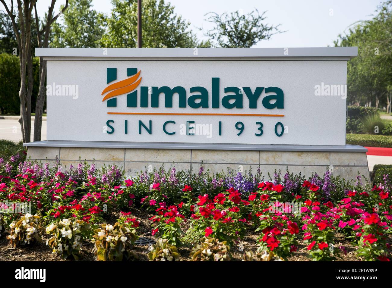 Ein Logo vor dem Hauptsitz von Himalaya Herbal Healthcare in Sugar Land, Texas, am 27. Mai 2017. Foto von Kristoffer Tripplaar *** Bitte benutzen Sie Credit from Credit Field *** Stockfoto