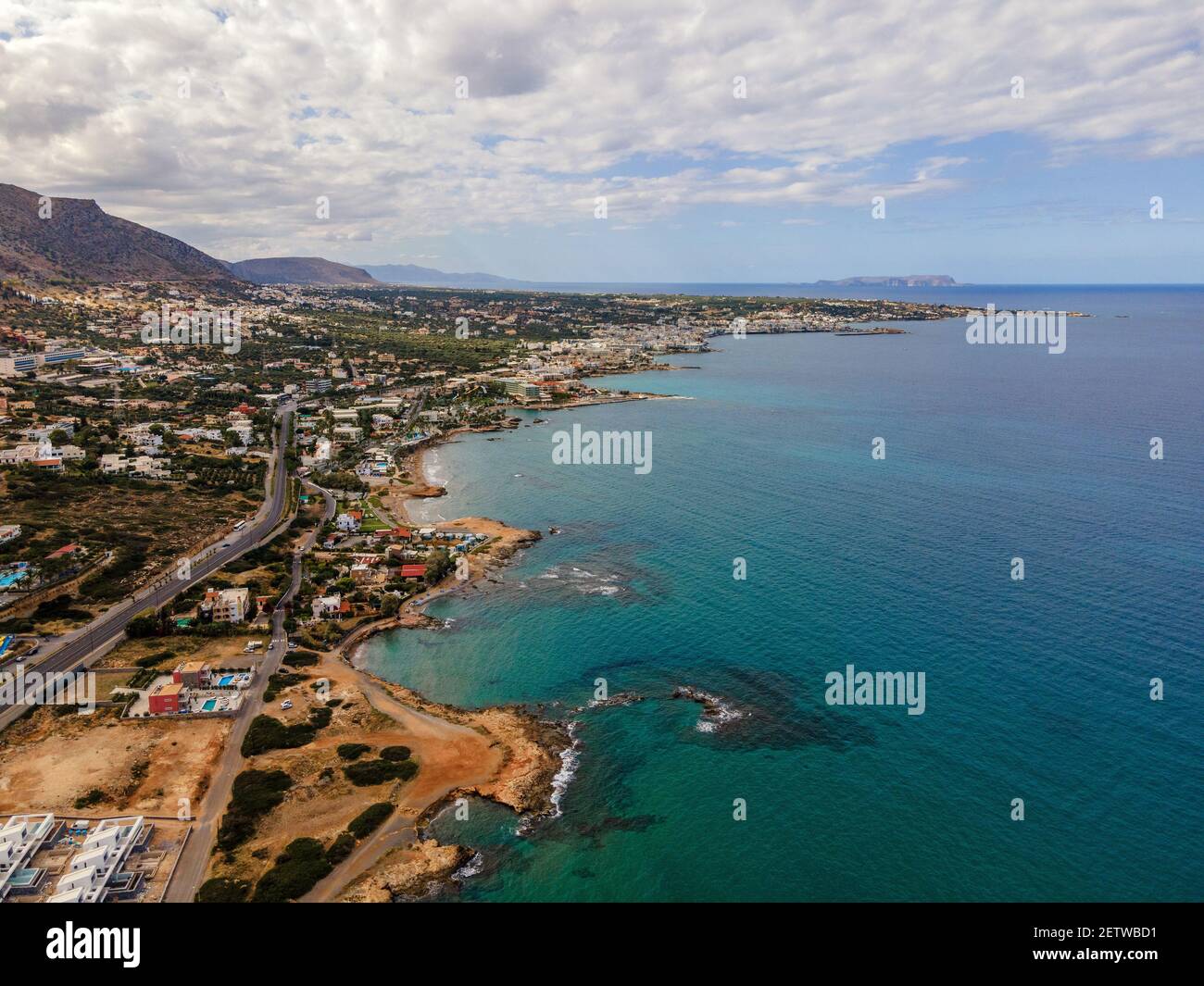 Luftaufnahme von oben durch Drohne der kretischen Landschaft mit Meer. Stockfoto