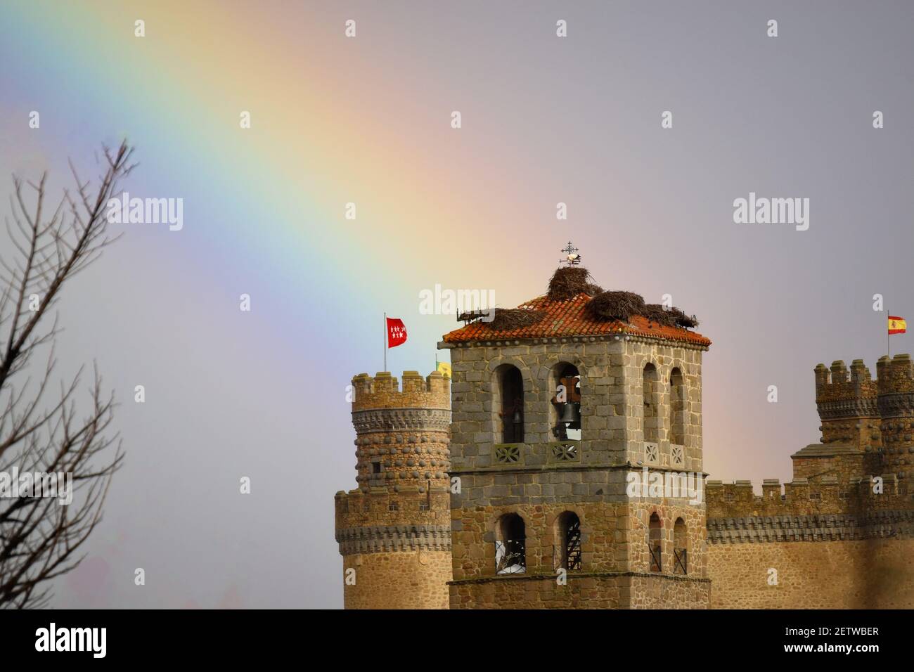 Regenbogen über der Burg. Der Regenbogen befindet sich auf dem Turm des Schlosses von Manzanares El Real, in der Gemeinde Madrid, Spanien Stockfoto